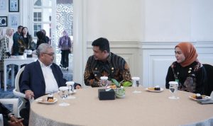 Datuk Bandar Ipoh saat berbincang akrab dengan Wali Kota Medan Bobby Nasution. BP/erwan