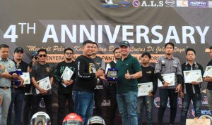 Kadis Pariwisata Kota Medan Odi Batubara foto bersama pada perayaan Anniversary ke-4 komonitas motor Sonic. BP/erwan