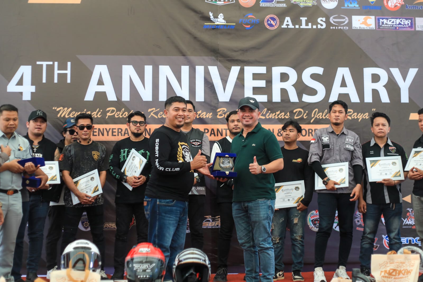 Kadis Pariwisata Kota Medan Odi Batubara foto bersama pada perayaan Anniversary ke-4 komonitas motor Sonic. BP/erwan
