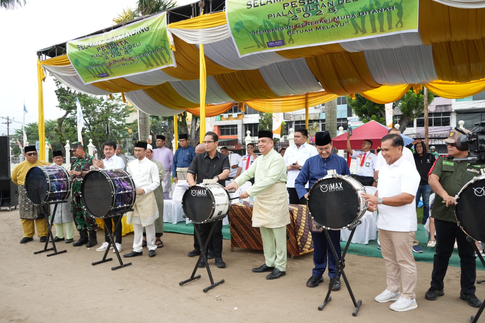Aspem dan Kesejahteraan Sosial M.Sofyan saat acara pembukaan kejuaraan marching Band di di Halaman Istana Maimun Medan, Minggu (12/1/2025). BP/erwan