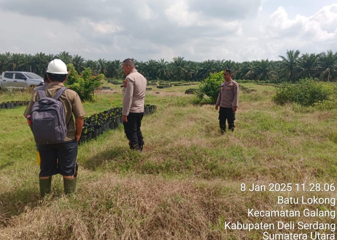 Anggota Polri mengecek lahan.(Istimewa)