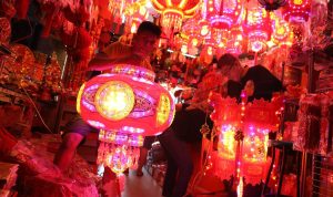 Memerah: Menyambut Tahun Baru Imlek yang jatuh pada tgl 29 Januari 2025 Toko Acai Jaya mendatangkan puluhan jenis Lampion Elektrik , lampion kain ,Angpau ,Gantungan Imlek HOK berbahan Bordiran Terbaru. BP/erwan