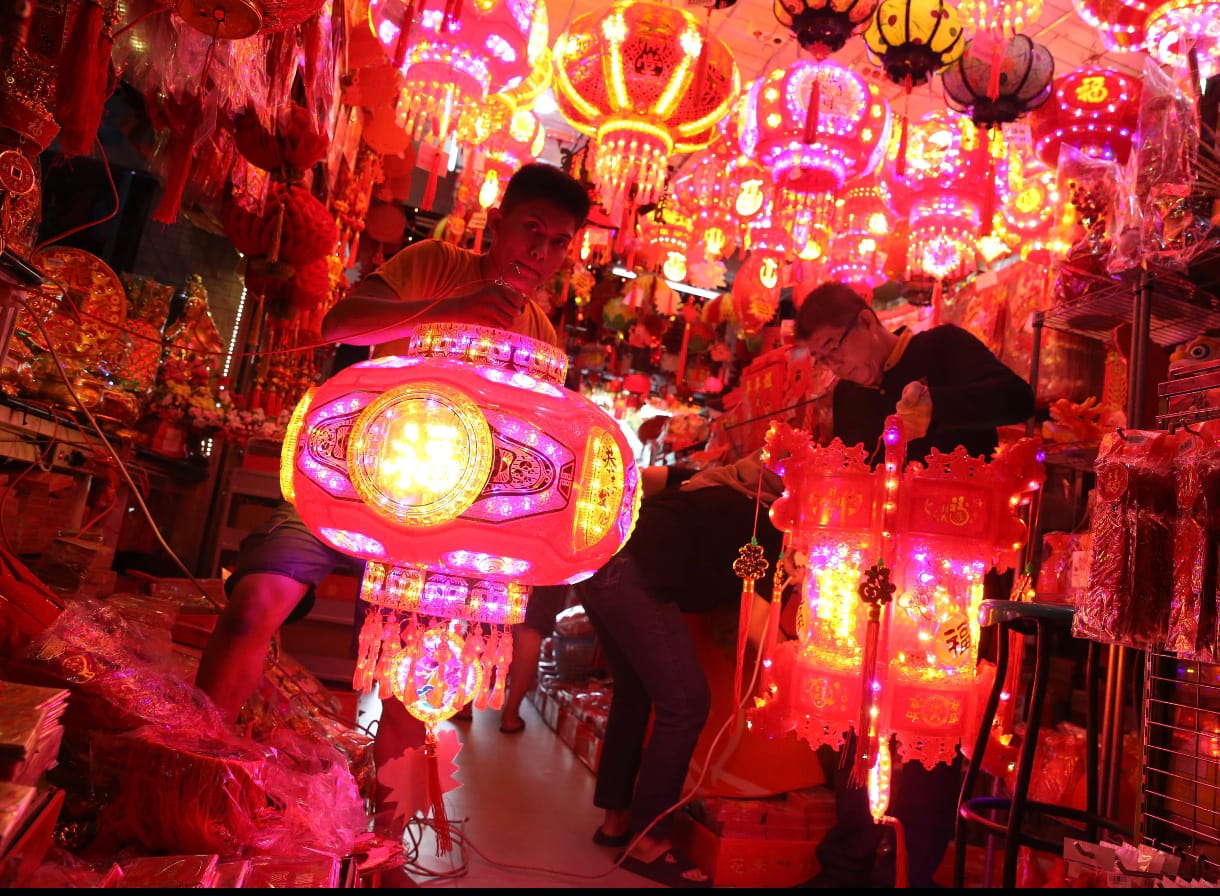 Memerah: Menyambut Tahun Baru Imlek yang jatuh pada tgl 29 Januari 2025 Toko Acai Jaya mendatangkan puluhan jenis Lampion Elektrik , lampion kain ,Angpau ,Gantungan Imlek HOK berbahan Bordiran Terbaru. BP/erwan