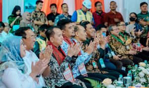 Wali Kota Medan Bobby Nasution saat mendampingi Wamenkes RI Saksono Harbuwono di RSUP Adam Malik Medan. BP/erwan