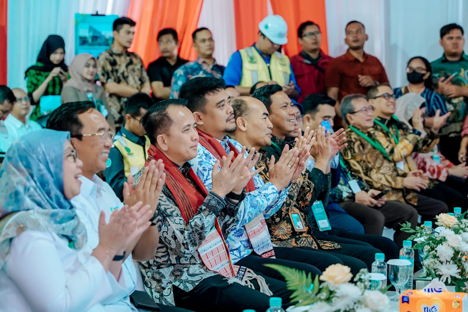 Wali Kota Medan Bobby Nasution saat mendampingi Wamenkes RI Saksono Harbuwono di RSUP Adam Malik Medan. BP/erwan