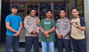 Pria DR (kaus hijau) diserahkan warga ke Polsek Batang Angkola karena melecehkan dua remaja putri kakak adek, Kamis (16/1-25) malam. Foto : BP/Ist