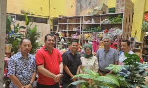 Plt Dirut PUD Pasar Medan Imam Abdul Hadi (tengah ) saat berkunjung di lokasi Taman Pasar Pusat Pasar Medan, Sabtu (18/1/2025) erwan