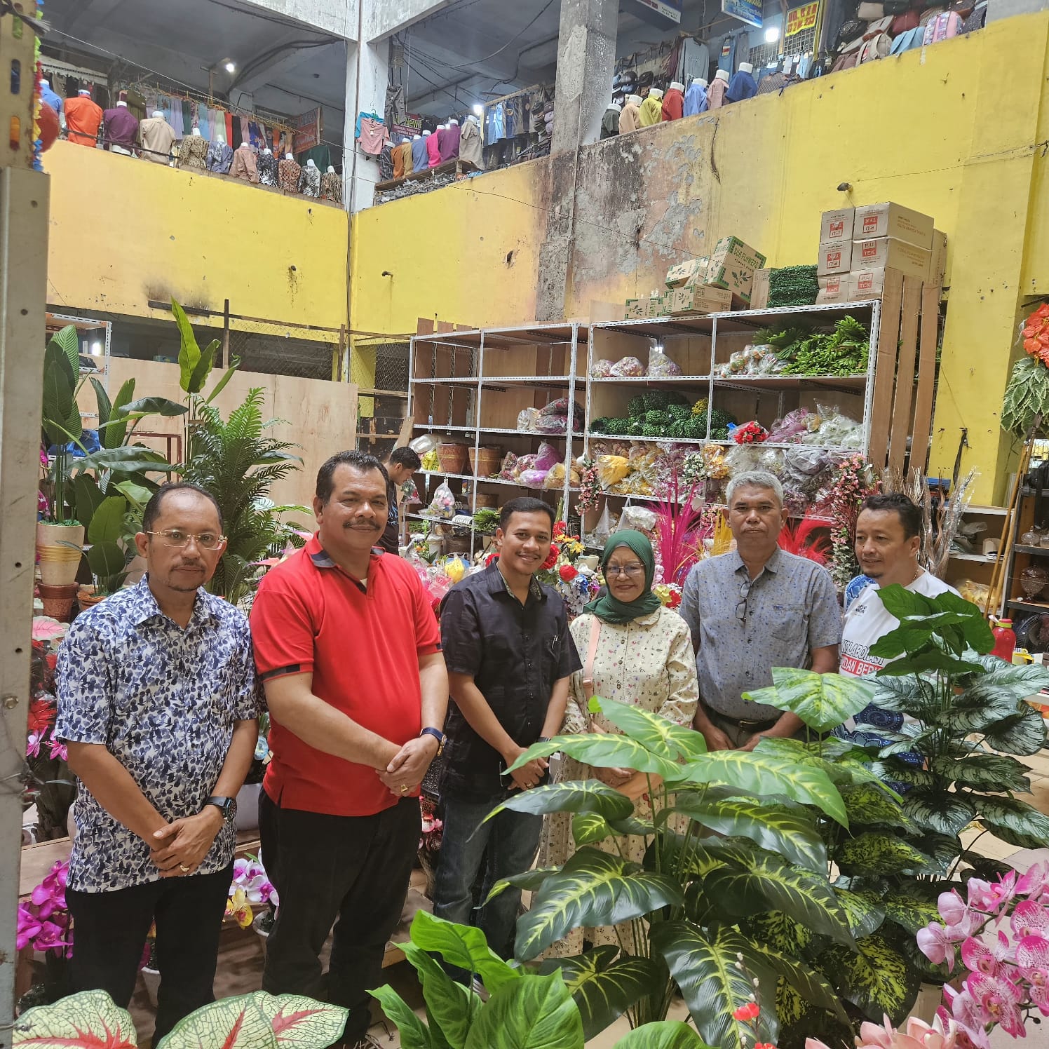 Plt Dirut PUD Pasar Medan Imam Abdul Hadi (tengah ) saat berkunjung di lokasi Taman Pasar Pusat Pasar Medan, Sabtu (18/1/2025) erwan