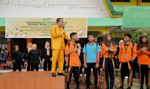 Pj Gubsu saat memberikan pengarahan dalam kegiatan pembagian vitamin kepada siswa.(Diskominfosu)