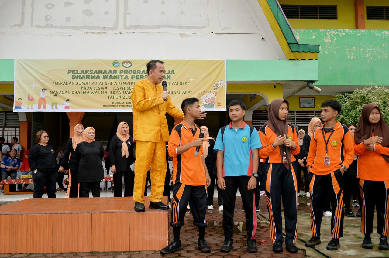 Pj Gubsu saat memberikan pengarahan dalam kegiatan pembagian vitamin kepada siswa.(Diskominfosu)