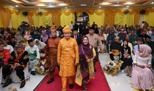 PJ Gubsu memakai pakaian adat dalam kegiatan Paripurna Hari Jadi Kabupaten Langkat ke 275.(Istimewa)