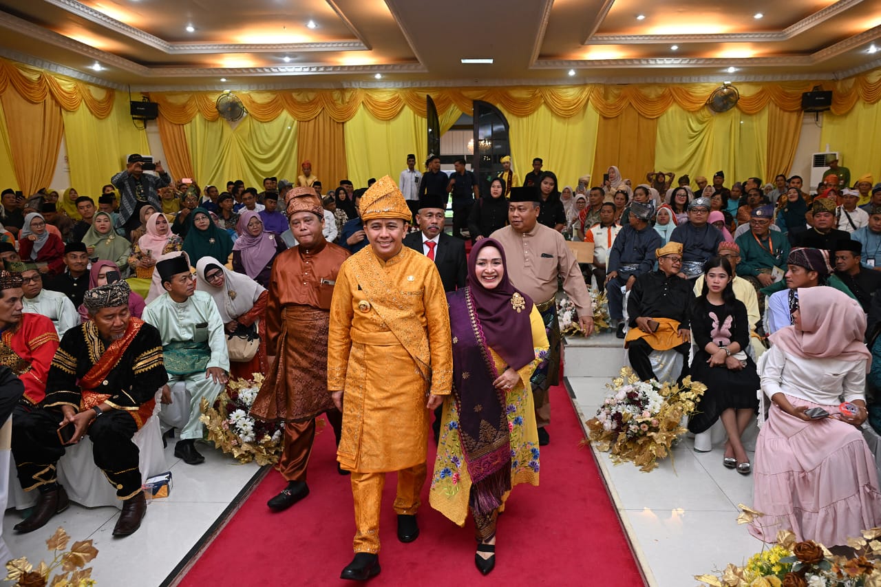 PJ Gubsu memakai pakaian adat dalam kegiatan Paripurna Hari Jadi Kabupaten Langkat ke 275.(Istimewa)