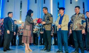 Kadis Pertanian dan Perikanan (DKP3) Kota Medan Gelora KP Ginting saat memberikan piagam seusai acara konser. BP/erwan