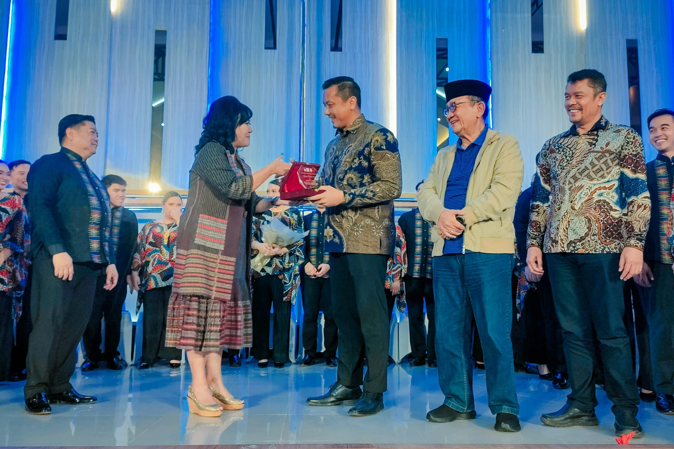 Kadis Pertanian dan Perikanan (DKP3) Kota Medan Gelora KP Ginting saat memberikan piagam seusai acara konser. BP/erwan