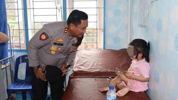 Kapolres Nias Selatan ketika menemui bocah perempuan.(Istimewa).