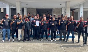 Ketua LSM Penjara Sumut Adiwarman Lubis foto bersama usai temu pers di Sekretariat DPD LSM Penjara Sumut, Jalan Prof HM Thamrin Medan. BP/erwan