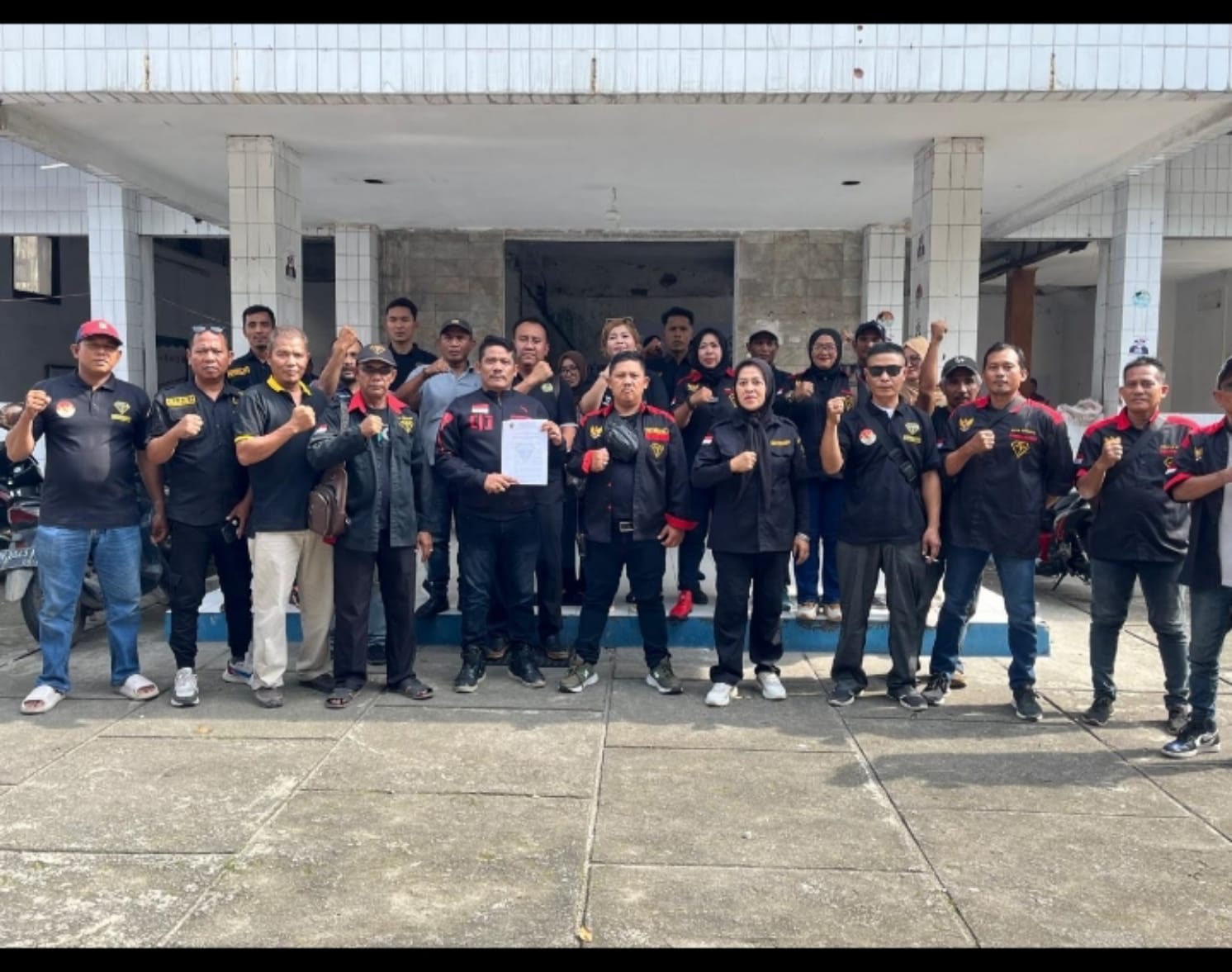 Ketua LSM Penjara Sumut Adiwarman Lubis foto bersama usai temu pers di Sekretariat DPD LSM Penjara Sumut, Jalan Prof HM Thamrin Medan. BP/erwan