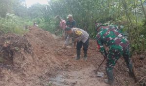 Polri, TNI dan pemerintah daerah setempat bersama warga membersihkan tanah longsor.(Istimewa)