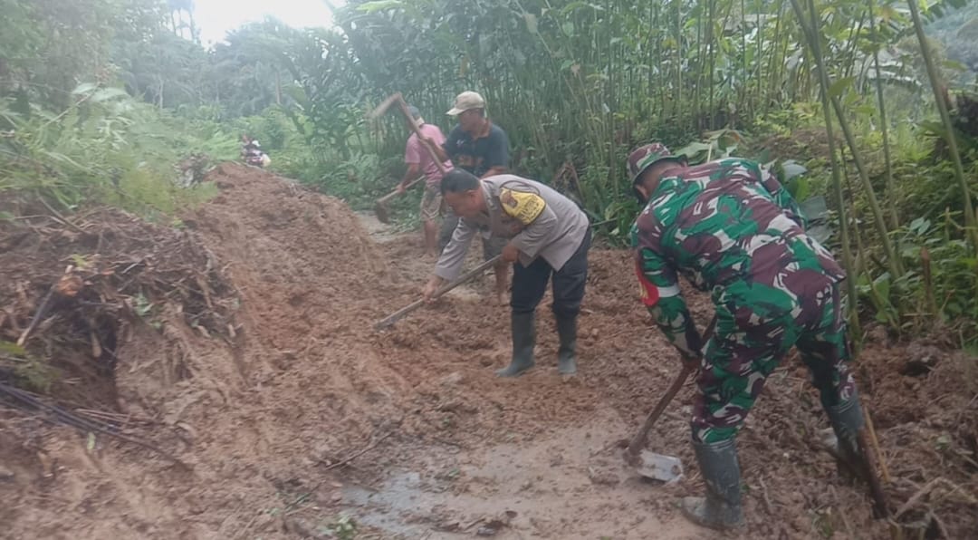 Polri, TNI dan pemerintah daerah setempat bersama warga membersihkan tanah longsor.(Istimewa)