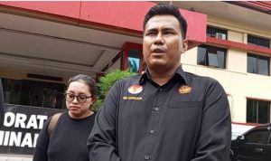 Ketua LKBH (Lembaga Konsultasi Bantuan Hukum) Pendawa, Iqbal Saputra SH MH ketika mendampingi kliennya di Mapolda Sumut.(Reza Fahlefy).
