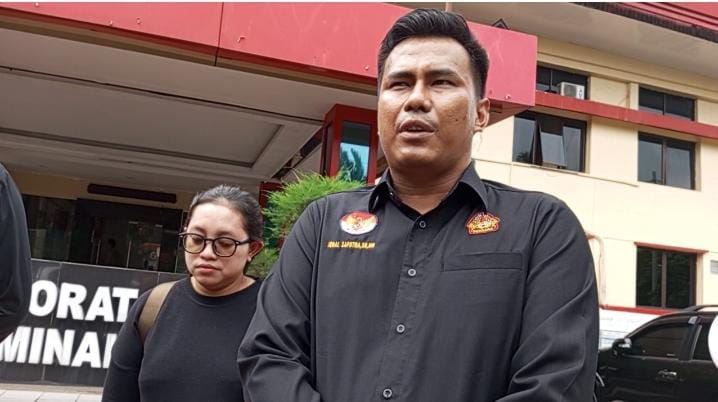 Ketua LKBH (Lembaga Konsultasi Bantuan Hukum) Pendawa, Iqbal Saputra SH MH ketika mendampingi kliennya di Mapolda Sumut.(Reza Fahlefy).