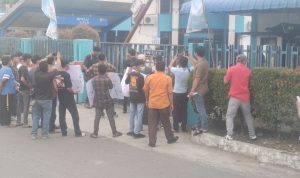 Aliansi Mahasiswa Indonesia Raya(AMIR) sedang berorasi di depan Kantor PLN UP3 Binjai.