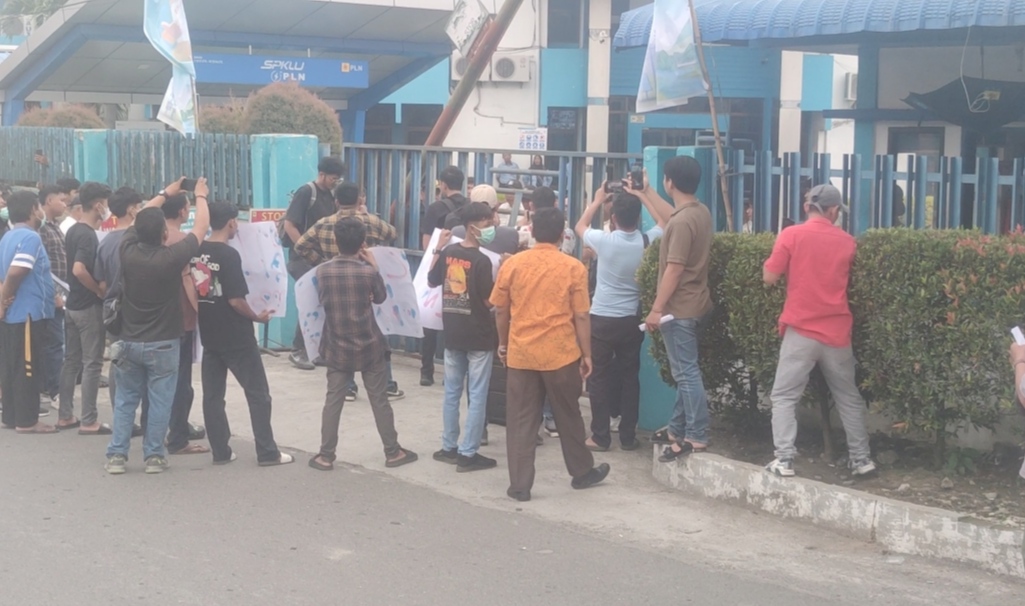 Aliansi Mahasiswa Indonesia Raya(AMIR) sedang berorasi di depan Kantor PLN UP3 Binjai.