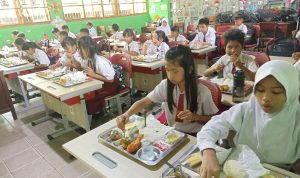 Kantor Imigrasi Kelas I Khusus TPI Medan bagikan makanan bergizi gratis kepada siswa SD di Medan