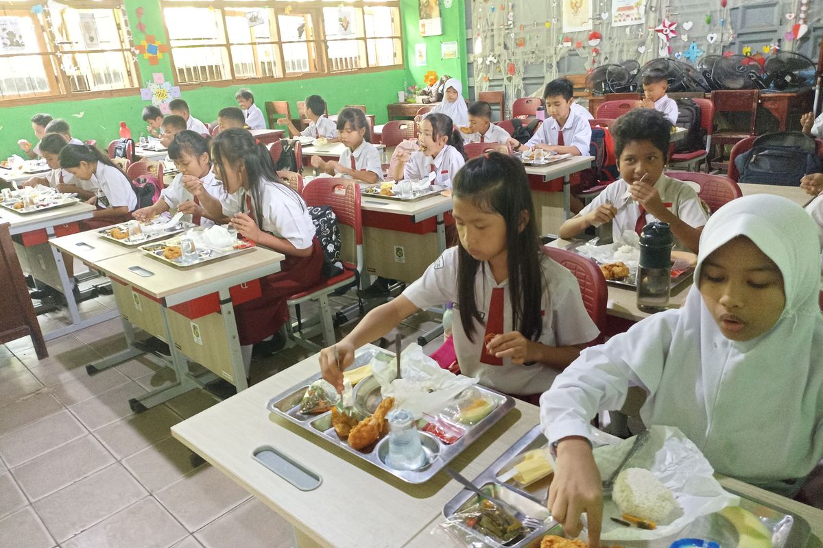 Kantor Imigrasi Kelas I Khusus TPI Medan bagikan makanan bergizi gratis kepada siswa SD di Medan