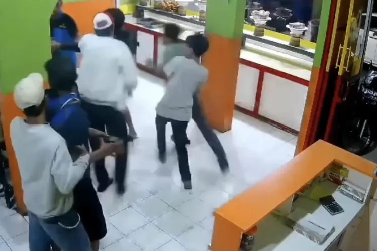 Kuah Padang Habis, Pengeroyokan di Rumah Makan Sinar Minang Godean Viral