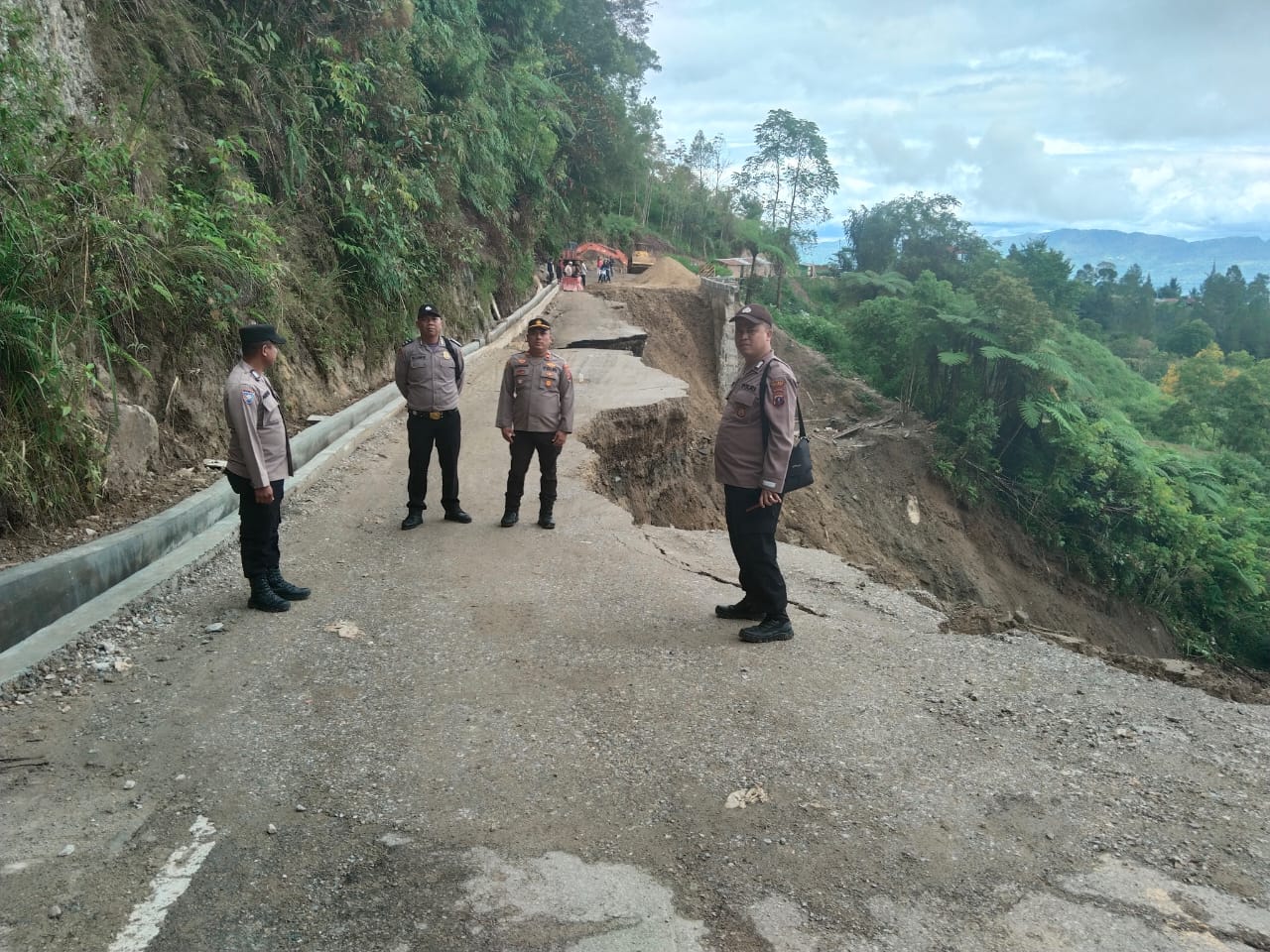 Longsor di Jalan Lingkar Pulau Samosir, Warga dan Wisatawan Dihimbau Waspada