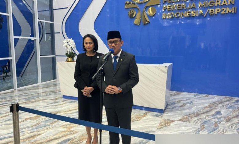 Menteri P2MI Abdul Kadir Karding didampingi Wakil Menteri P2MI Christina Aryani berbicara kepada wartawan setelah melantik pejabat Eselon I Kementerian P2MI di Jakarta, Rabu malam (22/1/2025)