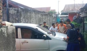 Mobil Terparkir Sembarangan di Gang Sempit Medan, Viral di Media Sosial
