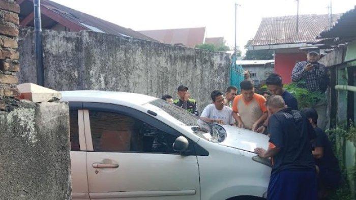 Mobil Terparkir Sembarangan di Gang Sempit Medan, Viral di Media Sosial