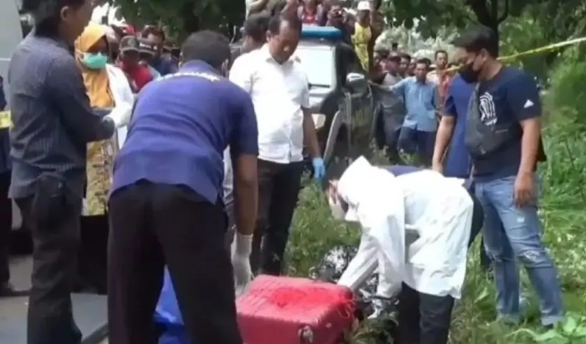 Petugas mengevakuasi jasad wanita dalam koper merah