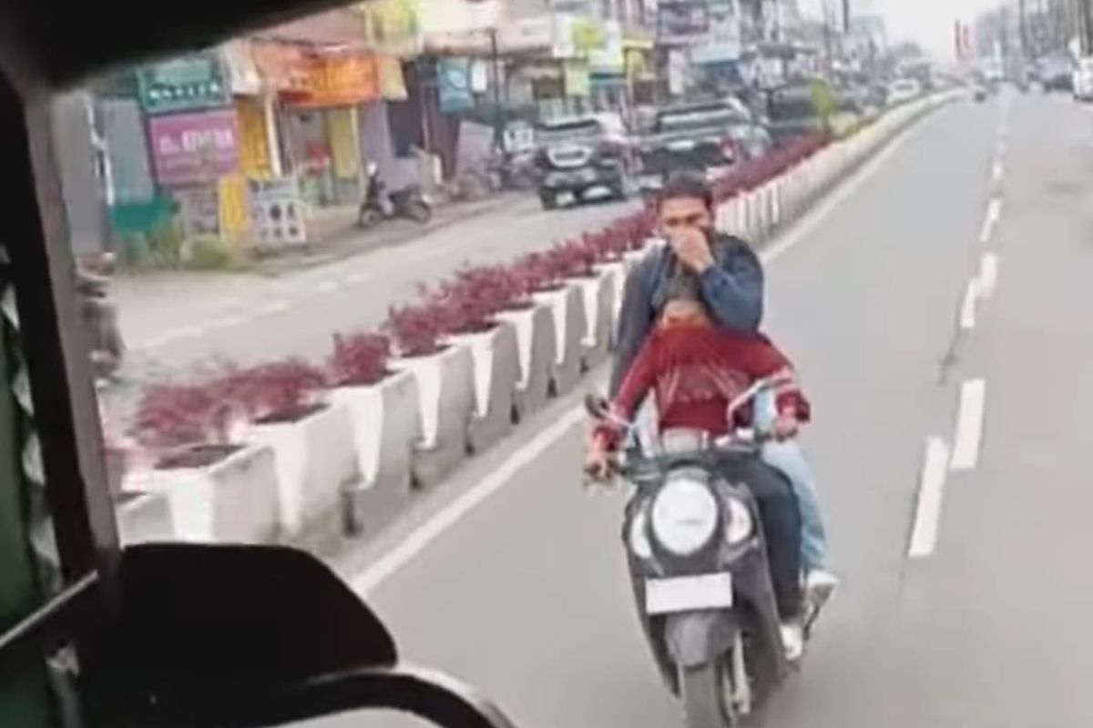 Satpol PP Medan Dilempari Batu oleh Pedagang Kaki Lima di Taman Cadika