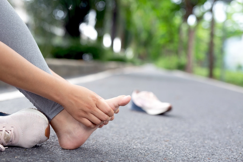 Telapak Kaki Sakit Saat Berjalan, Kenali Penyebab dan Cara Mengatasinya