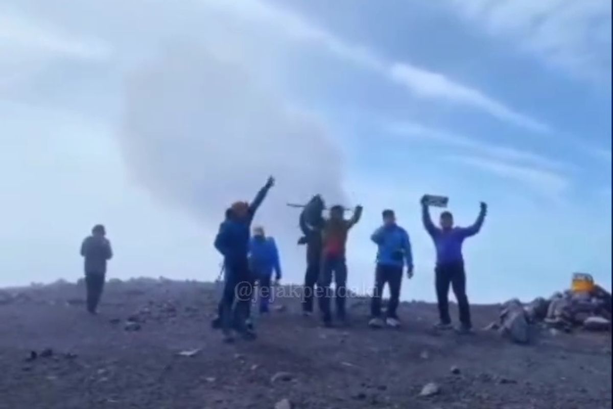 Video Pendaki di Puncak Semeru Saat Jalur Ditutup Viral di Media Sosial