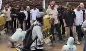 Viral! Anggota Dewan Disiram Lumpur Saat Tinjau Jalan Rusak di Lampung Tengah