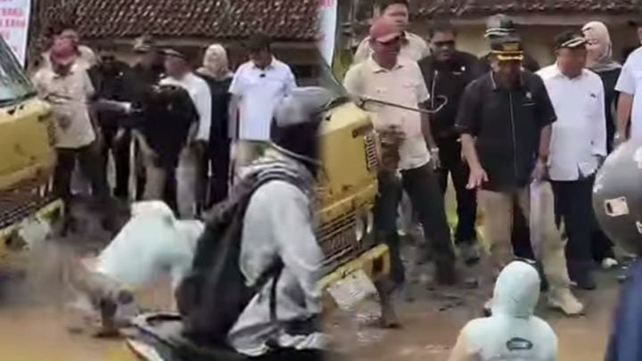 Viral! Anggota Dewan Disiram Lumpur Saat Tinjau Jalan Rusak di Lampung Tengah