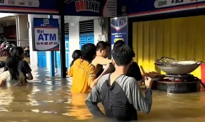 Viral! Warga Kalimantan Barat Tetap Jualan Gorengan dan Nasi Goreng di Tengah Banjir Sepinggang