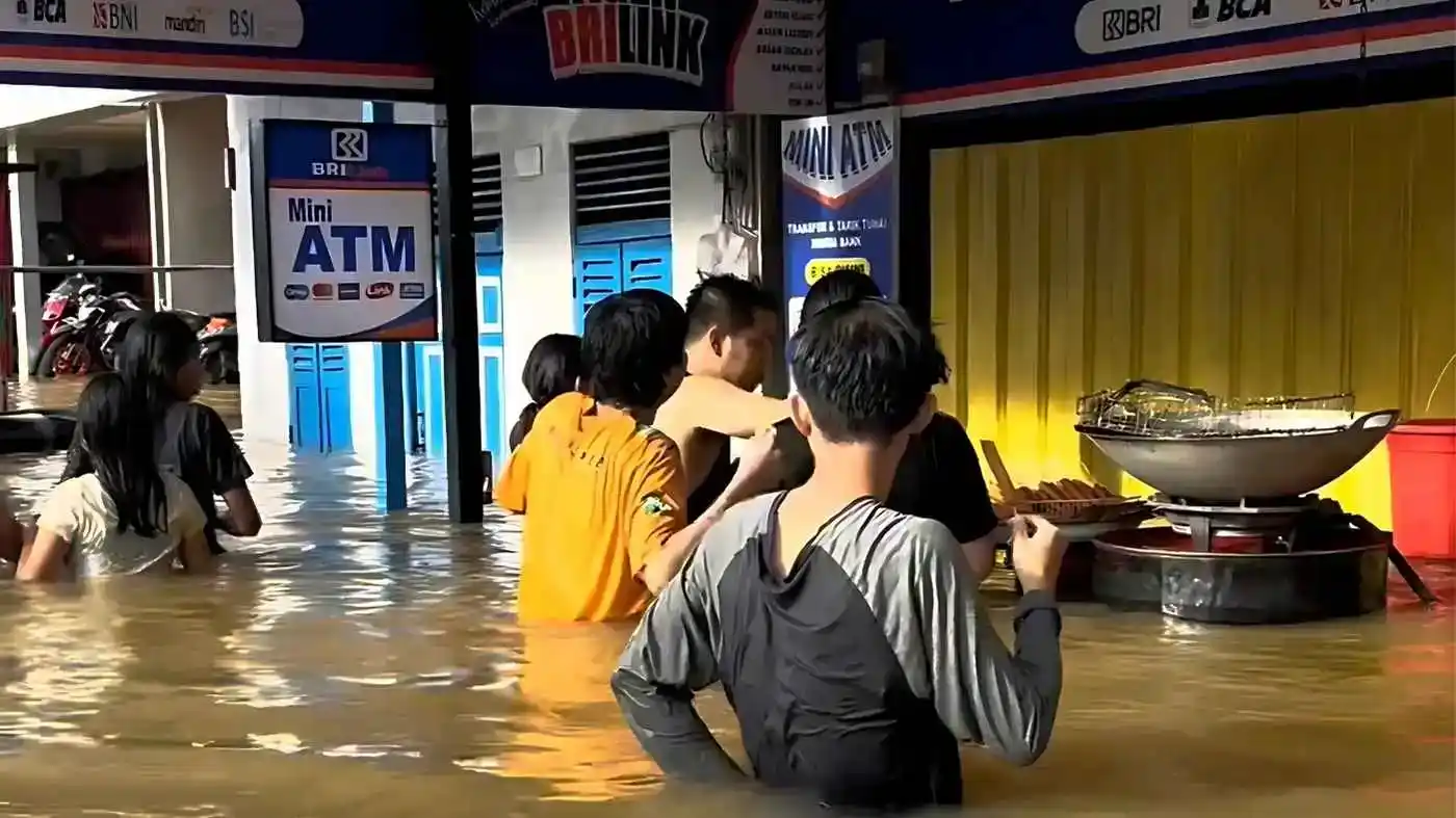 Viral! Warga Kalimantan Barat Tetap Jualan Gorengan dan Nasi Goreng di Tengah Banjir Sepinggang