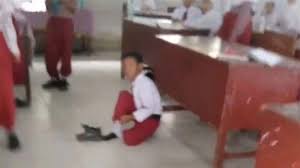 Wali Kelas SD Swasta di Medan Dirumahkan Setelah Video Siswa Belajar di Lantai Viral