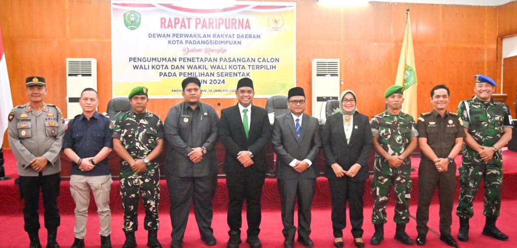 Pj Sekdako M Ary Junaidi Lubis foto bersama dengan Wali Kota dan Wakil Wali Kota terpilih serta Wakil Ketua I DPRD dan Forkopimda Plus usai Rapat Paripurna DPRD, Selasa (14/1-25). Foto : BP/Ist