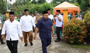 Bupati Tapsel H Dolly Pasaribu di sambut saat tiba di lokasi pengajian BKMT Angkola Muara Tais, di Masjid Miftahul Jannah, Selasa (14/1-25). Foto : BP/Ist