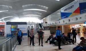 Personil kepolisian dan TNI melakukan patroli di bandara KNIA.(Istimewa)
