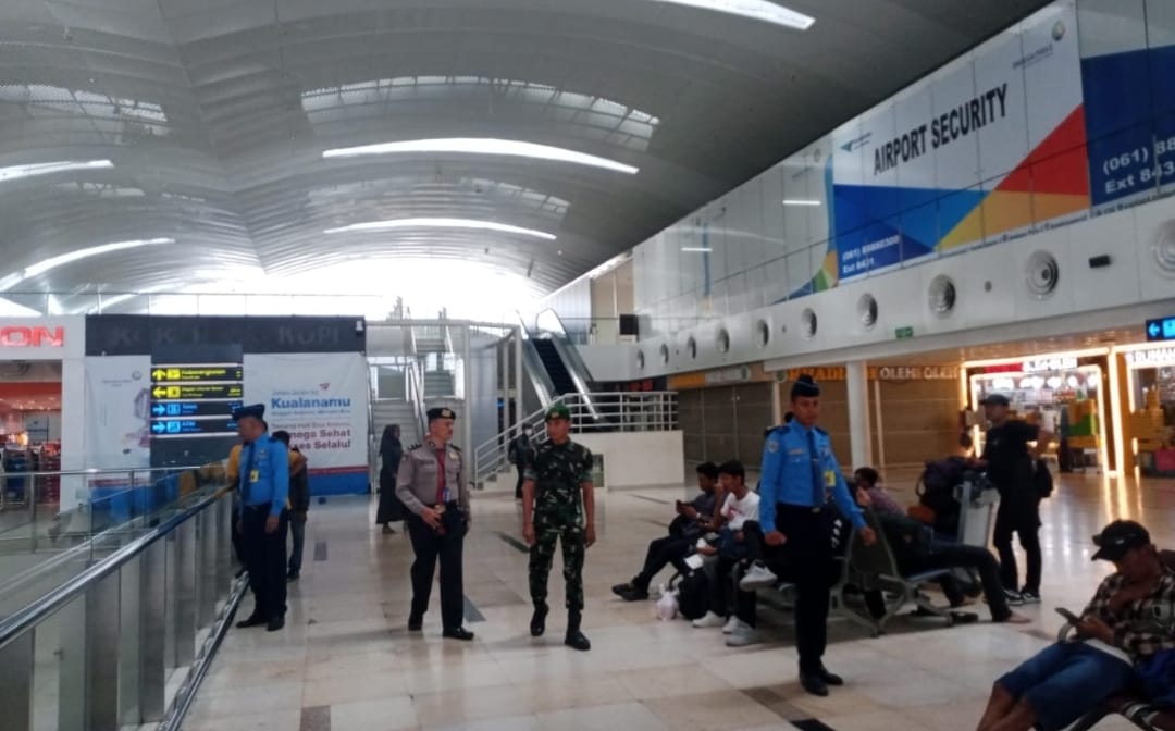 Personil kepolisian dan TNI melakukan patroli di bandara KNIA.(Istimewa)