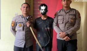 Pelaku ketika diamankan petugas kepolisian.(Istimewa)