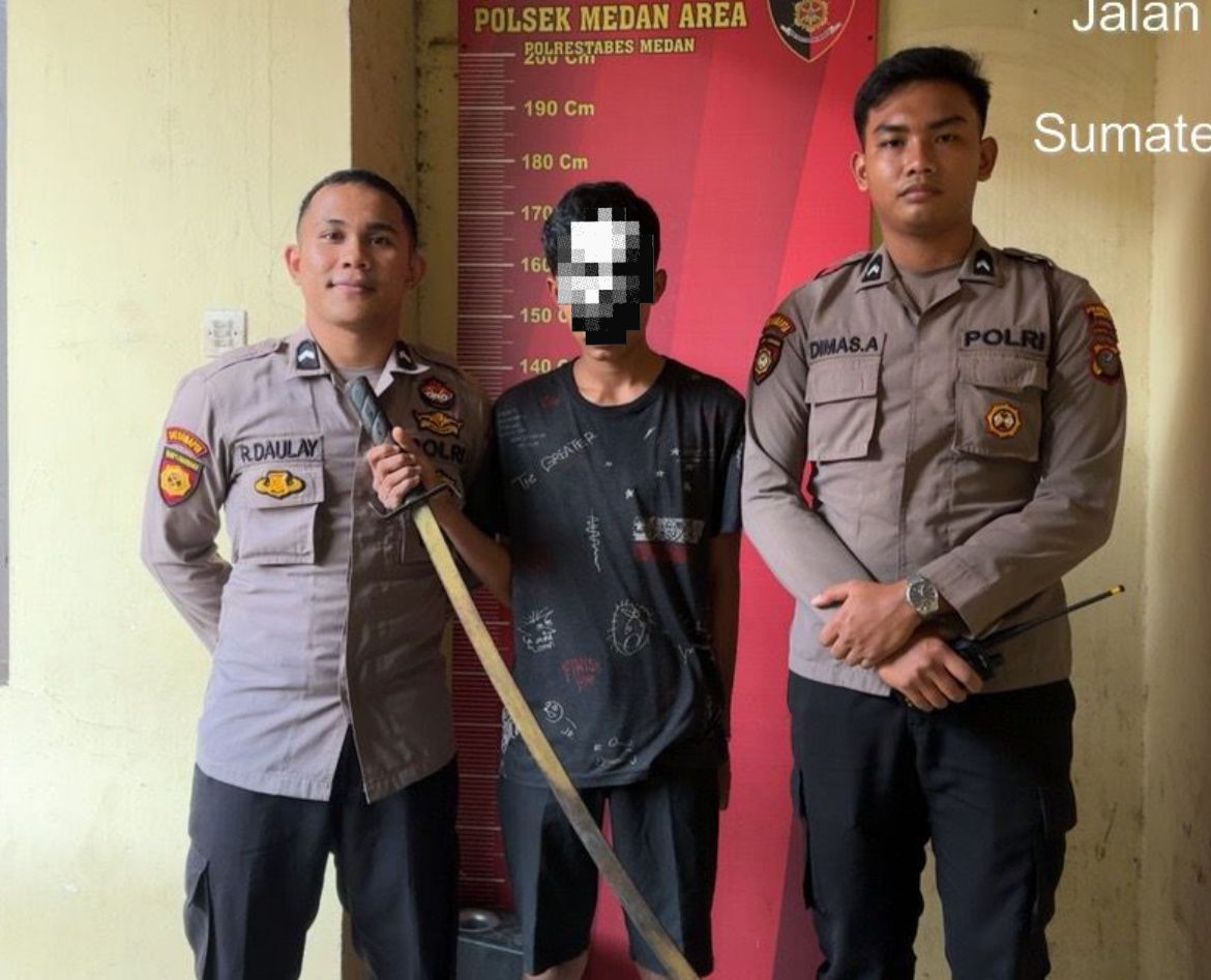 Pelaku ketika diamankan petugas kepolisian.(Istimewa)