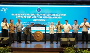 Kadis Pariwisata Medan M.Odi Anggia Batubara foto bersama saat raker IV PHRI Sumut di Medan, Rabu (15/1/2025). BP/erwan